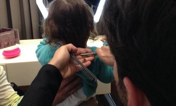 Το πρώτο της κούρεμα στα 2,5 χρόνια της! Η διάσημη μαμά απαθανάτισε την στιγμή! (εικόνα)