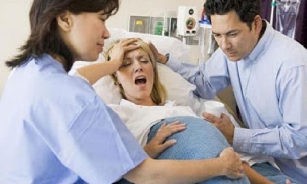 Θεσσαλονίκη: Αθώοι 79 γονείς και γιατροί για τον τοκετό κατ' οίκον