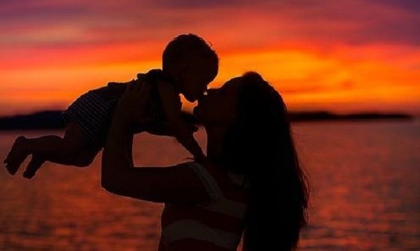 Το τρυφερό μήνυμα γνωστής δημοσιογράφου για τις μαμάδες που μεγαλώνουν μόνες τους παιδί!