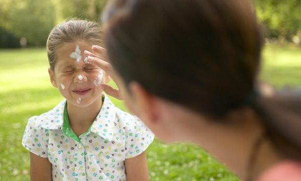 Πότε πρέπει να βάζω αντηλιακό στο παιδί μου;