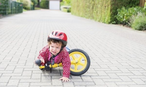 Συντάκτρια του Mothersblog, αναρωτιέται: «Πρέπει να παρεμβαίνουμε ανάμεσα σε γονείς και τα παιδιά τους»