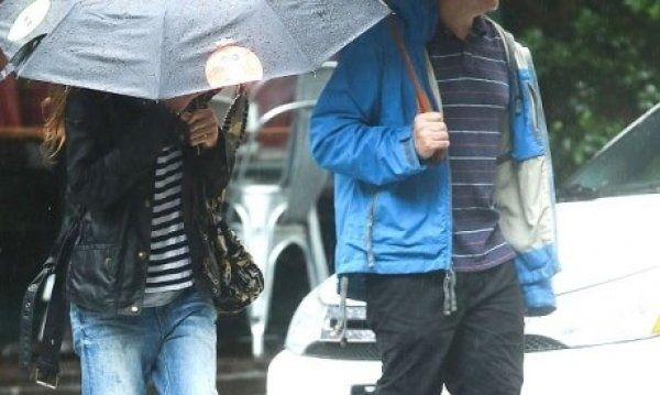 Ποιο πασίγνωστο ζευγάρι βγαίνει βόλτα… βρέξει χιονίσει;