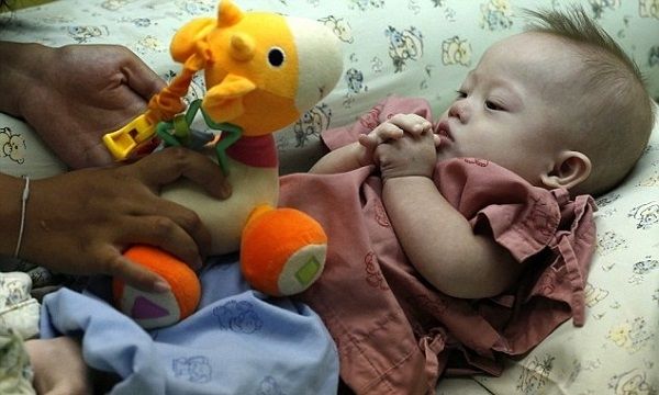 Νέες δυσάρεστες αποκαλύψεις για το ζευγάρι που εγκατέλειψε βρέφος με σύνδρομο Down στην παρένθετη μητέρα