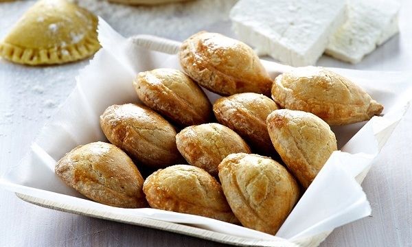 Συνταγή για τυροπιτάκια με ζύμη γιαουρτιού!