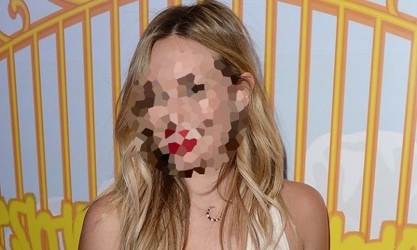 Διάσημη ηθοποιός άφησε γράμμα και κουλουράκια στον Άι Βασίλη και τα έβγαλε φωτογραφία! Ποια είναι; (εικόνες)