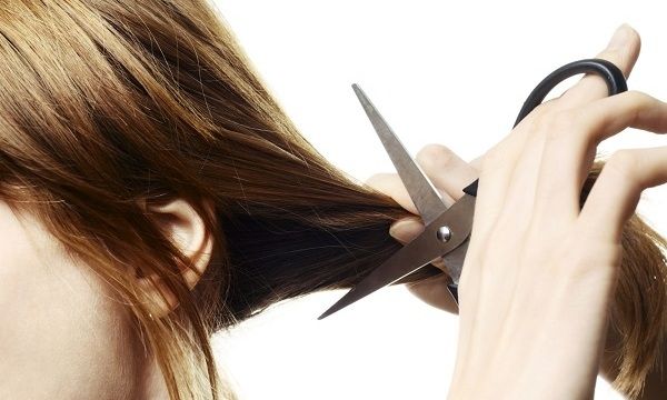 Κουρέψτε τις άκρες των μαλλιών σας μόνες σας σε 4 βήματα!