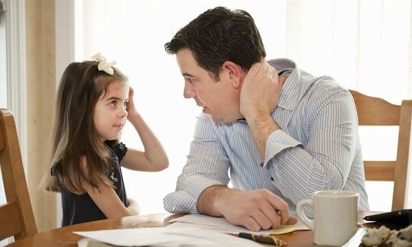 «Μαμά, μπαμπά τι θα ψηφίσετε»; Πώς απαντάμε στα παιδιά μας στην πιο επίκαιρη ερώτηση.