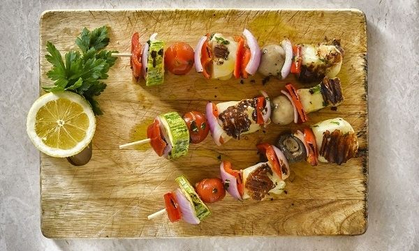 Σουβλάκια λαχανικών με χαλούμι και δυόσμο, από το Γιώργο Γεράρδο!