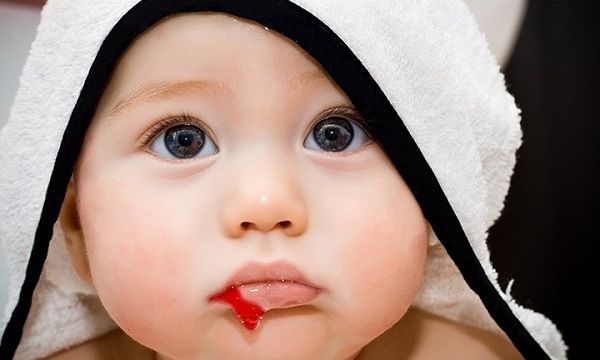 Είναι φυσιολογικό τα μωρά να βγάζουν γουλιές από αίμα;