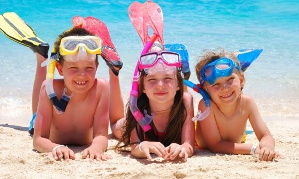 Τι κινδύνους κρύβει το καλοκαίρι για το παιδί μας και πώς θα το προστατεύσουμε;