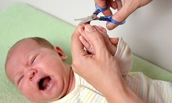 Πώς θα περιποιηθείτε σωστά τα νύχια του μωρού σας;