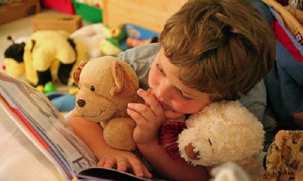 Πώς να βοηθήσετε τα παιδιά σας να αγαπήσουν το διάβασμα