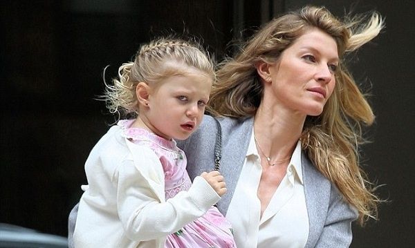 Η Gisele μαζί με τα παιδιά της στην εκκλησία