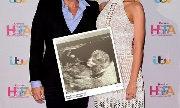 Πριν μερικές ώρες ανακοίνωσε με τον υπέρηχο της γυναίκας του ότι θα γίνει για τέταρτη φορά μπαμπάς!