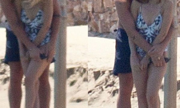 Σε τρυφερές στιγμές στη Σίφνο, πασίγνωστη τραγουδίστρια με τον αρραβωνιαστικό της (εικόνες)