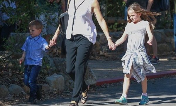 Σε παιδικό πάρτι μαζί με τα παιδιά της η διάσημη ηθοποιός