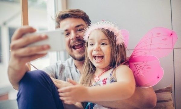 6 ερωτήσεις που πρέπει να κάνετε στον εαυτό σας πριν δημοσιεύσετε φωτό των παιδιών σας στο διαδίκτυο