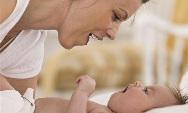 Πώς να βοηθήσετε το μωρό σας να μιλήσει