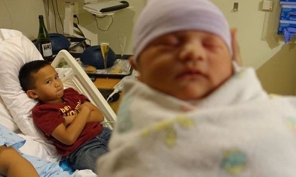 Οι αντιδράσεις παιδιών που αποκτούν αδελφάκι- Μοναδικές και όχι αναμενόμενες