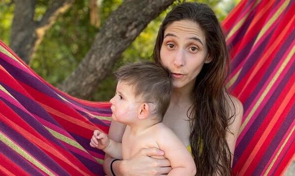 Φωτεινή Αθερίδου: Ο γιος της έγινε ενός - Δείτε τον να σβήνει την τούρτα