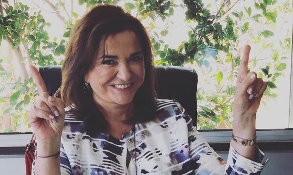 Ντόρα Μπακογιάννη: Φωτογράφισε όλα της τα εγγόνια μαζί στην παραλία