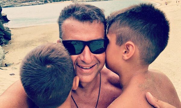 Λιάγκας - Σκορδά: Ο μικρός τους γιος ξεκίνησε τα μπάνια (εικόνες)
