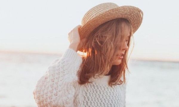 Pure and simple: Η περιποίηση των μαλλιών σου το καλοκαίρι δεν χρειάζεται να είναι πολύπλοκη
