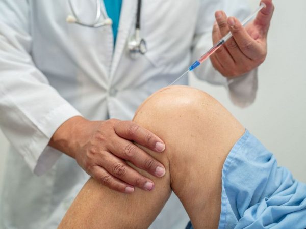 Ενέσεις κορτικοστεροειδών ή υαλουρονικού για τον πόνο στα γόνατα;