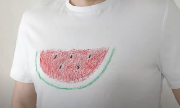 Φτιάξτε ιδιαίτερες στάμπες στα t-shirts σας με κηρομπογιές των παιδιών (vid)
