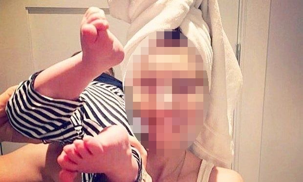 Διάσημη ηθοποιός ποζάρει με τον γιο της στον ώμο και την πετσέτα στα μαλλιά!