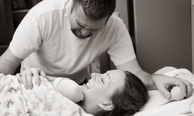 15 μπαμπάδες αντικρύζουν για πρώτη φορά τo νεογέννητο μωρό τους