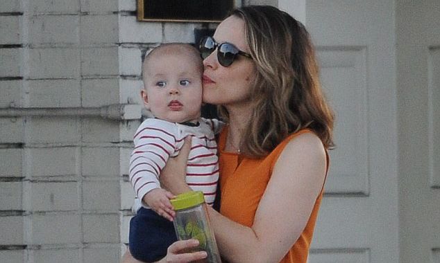 Ο αξιολάτρευτος γιος της Rachel McAdams έκανε την πρώτη του δημόσια εμφάνιση στο Los Angeles (pics)