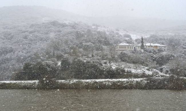 Σε εξέλιξη το πέρασμα της κακοκαιρίας από τη χώρα- Στα λευκά η Αττική!
