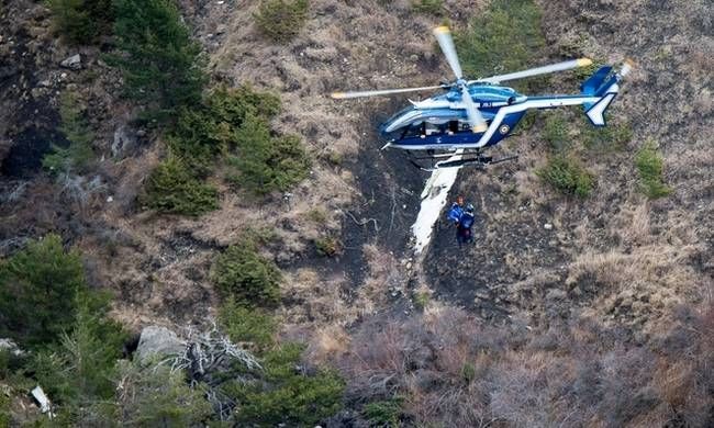 Είχε κλειδωθεί έξω από το πιλοτήριο ο ένας πιλότος. Τα σενάρια γύρω από τη συντριβή