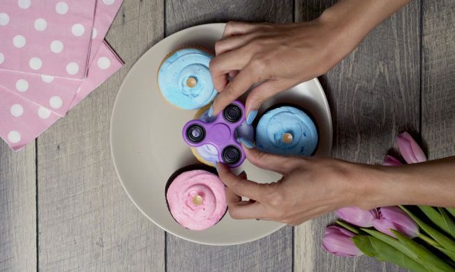 Μετατρέψτε τα fidget spinners στα ωραιότερα διακοσμητικά για τα γλυκά σας (vid)