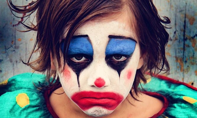Απόκριες και παιδικές φοβίες: «Μαμά φοβάμαι τον κλόουν και όλους αυτούς τους μασκαράδες»