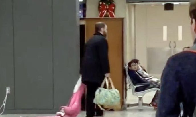 Μπαμπάς σέρνει την κόρη του στο αεροδρόμιο και οι απόψεις διίστανται για τη συμπεριφορά του (vid)