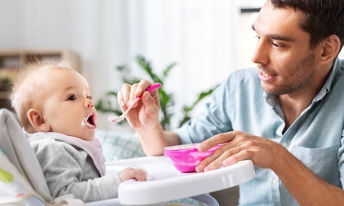 Πέντε «dos» & «don’ts» για την εισαγωγή των στερεών τροφών στη διατροφή του μωρού (vid)