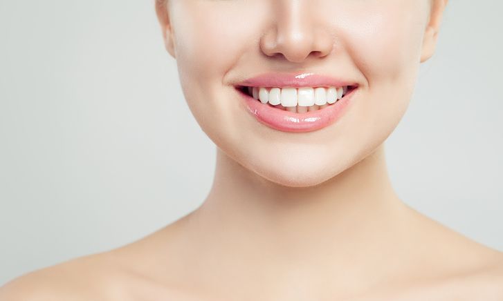 5+1 tips για λεύκανση των δοντιών στο σπίτι με φυσικό τρόπο