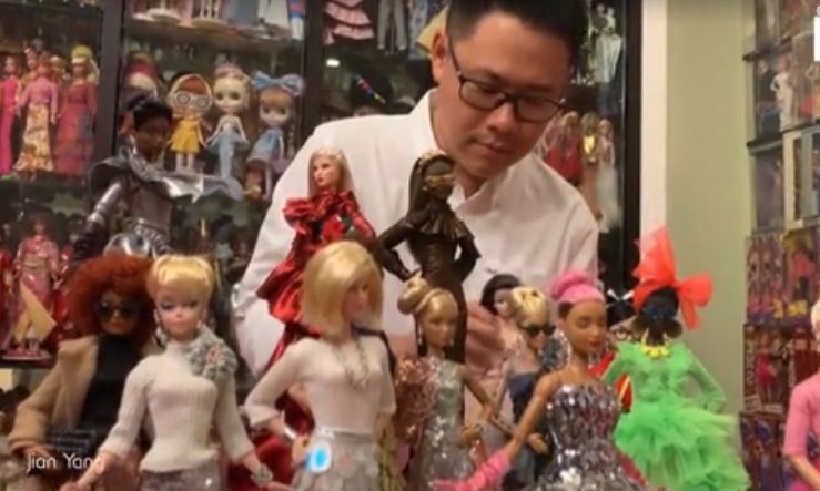 Φανατικός της Barbie έχει συλλογή από 12.000 κούκλες! (vid)