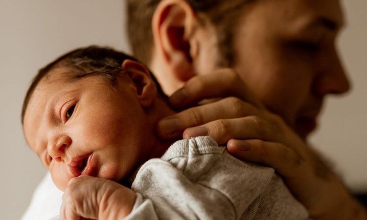 Μπαμπάδες φωτογραφίζονται με τα μωρά τους – Υπέροχες φωτογραφίες