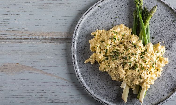 Scrambled eggs με σπαράγγια - Θρεπτικό και πεντανόστιμο πρωινό