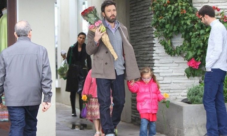 Ο Ben Affleck συμβουλεύεται τις κόρες του τι λουλούδια να πάρει στην μαμά Jennifer Garner!