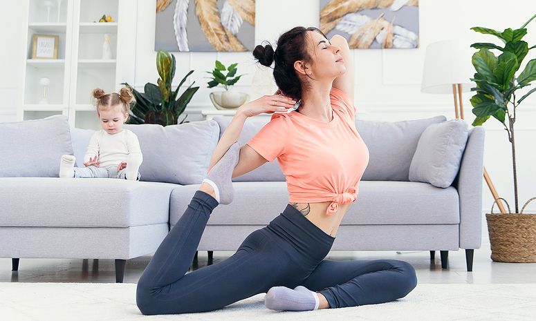 Γυμναστική για μαμάδες: 5 ασκήσεις yoga που καίνε το λίπος στην κοιλιά