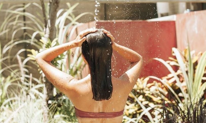 Πώς θα περιποιηθείς σωστά τα μαλλιά σου μετά τη θάλασσα