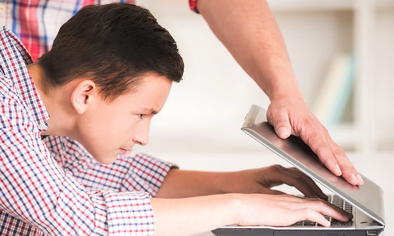 Όταν τα παιδιά θέλουν πάση θυσία να είναι online - Τι πρέπει να κάνουν οι γονείς;