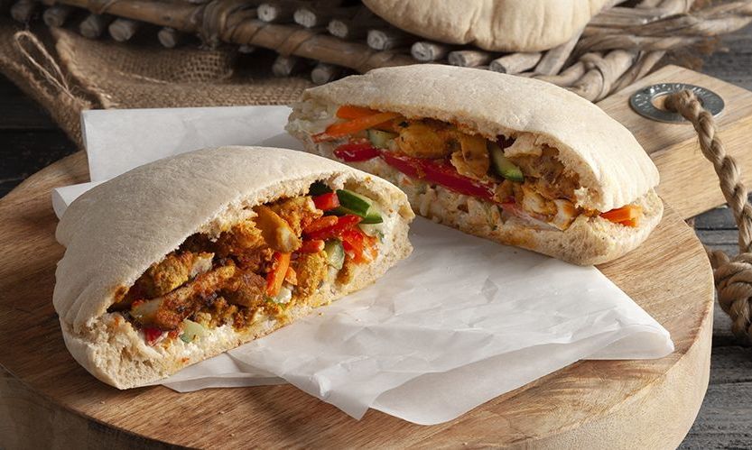 Πίτα bread γεμιστό με κοτόπουλο, γιαούρτι και λαχανικά από τον Άκη Πετρετζίκη