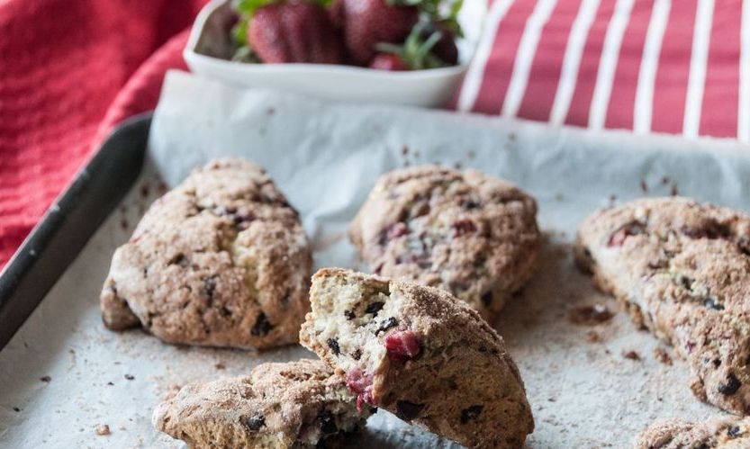 Σνακ για παιδιά: Scones με σοκολάτα και φράουλα