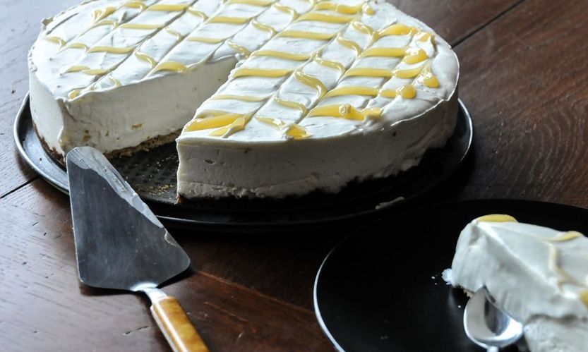 Αφράτο cheesecake λεμόνι που λιώνει στο στόμα
