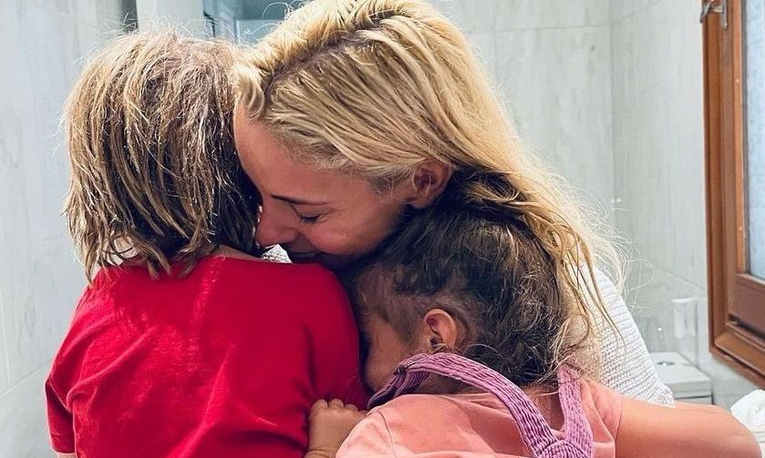 Δούκισσα Νομικού: Έφτιαξε με τα παιδιά της πολύχρωμο χριστουγεννιάτικο μπισκοτόσπιτο